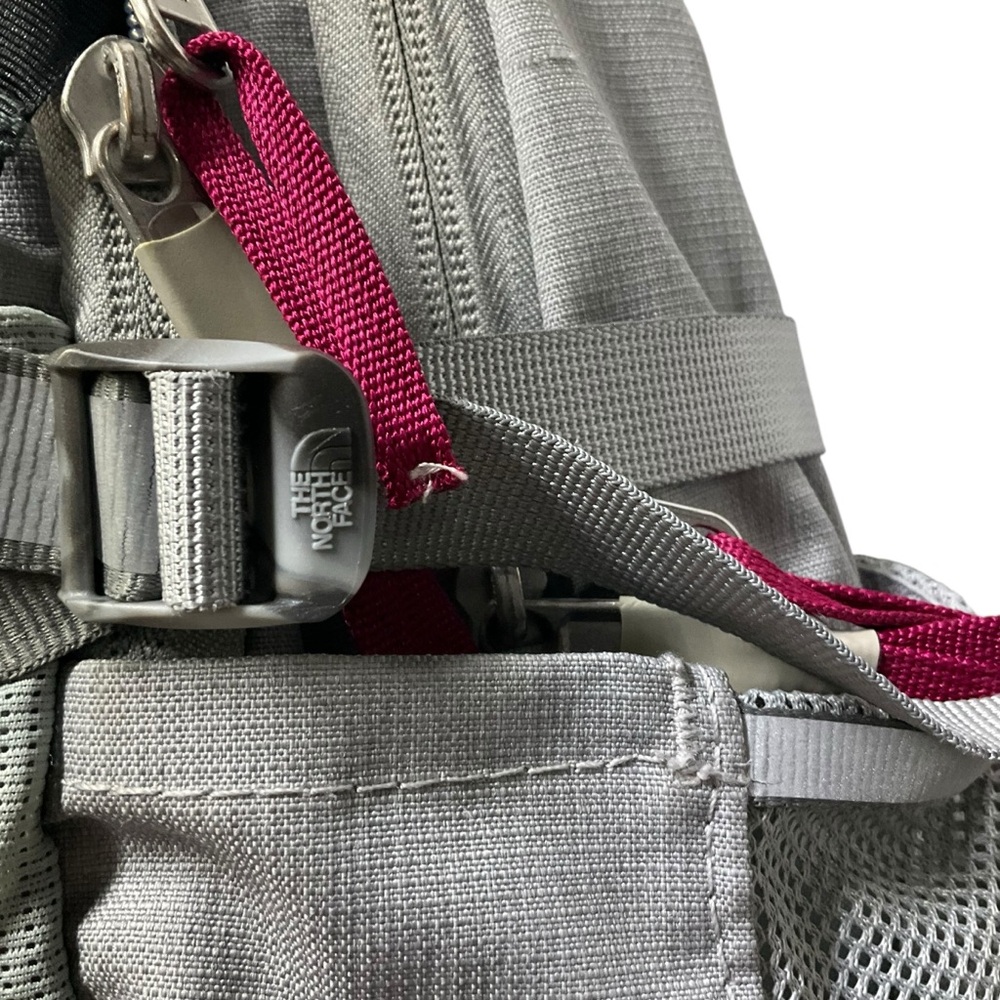 🎒 The North Face “Pivoter” Backpack – Gray w/ Magenta Trim - Picture 5 of 7